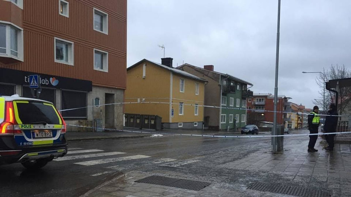 Avspärrade gator i Luleå efter misstänkt bombhot.